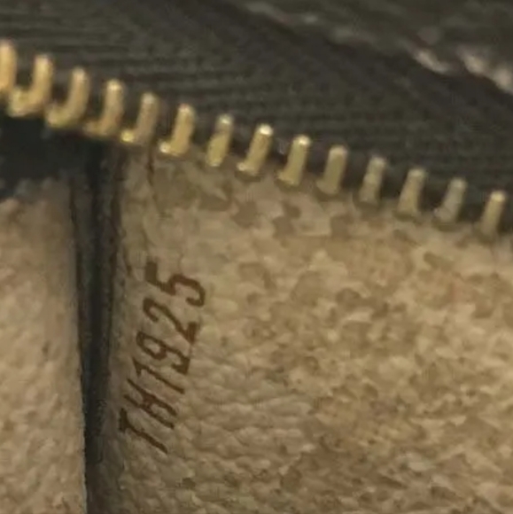 Louis Vuitton Monogram Poche Toilette 15 Cosmetics Pouch Purse. Watch Video. - Picture 6 of 9